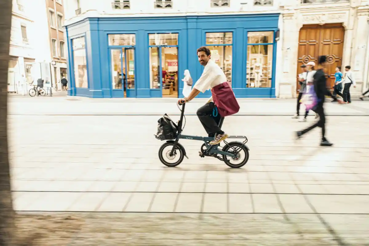 Rijder op een UTO elektrische vouwfiets