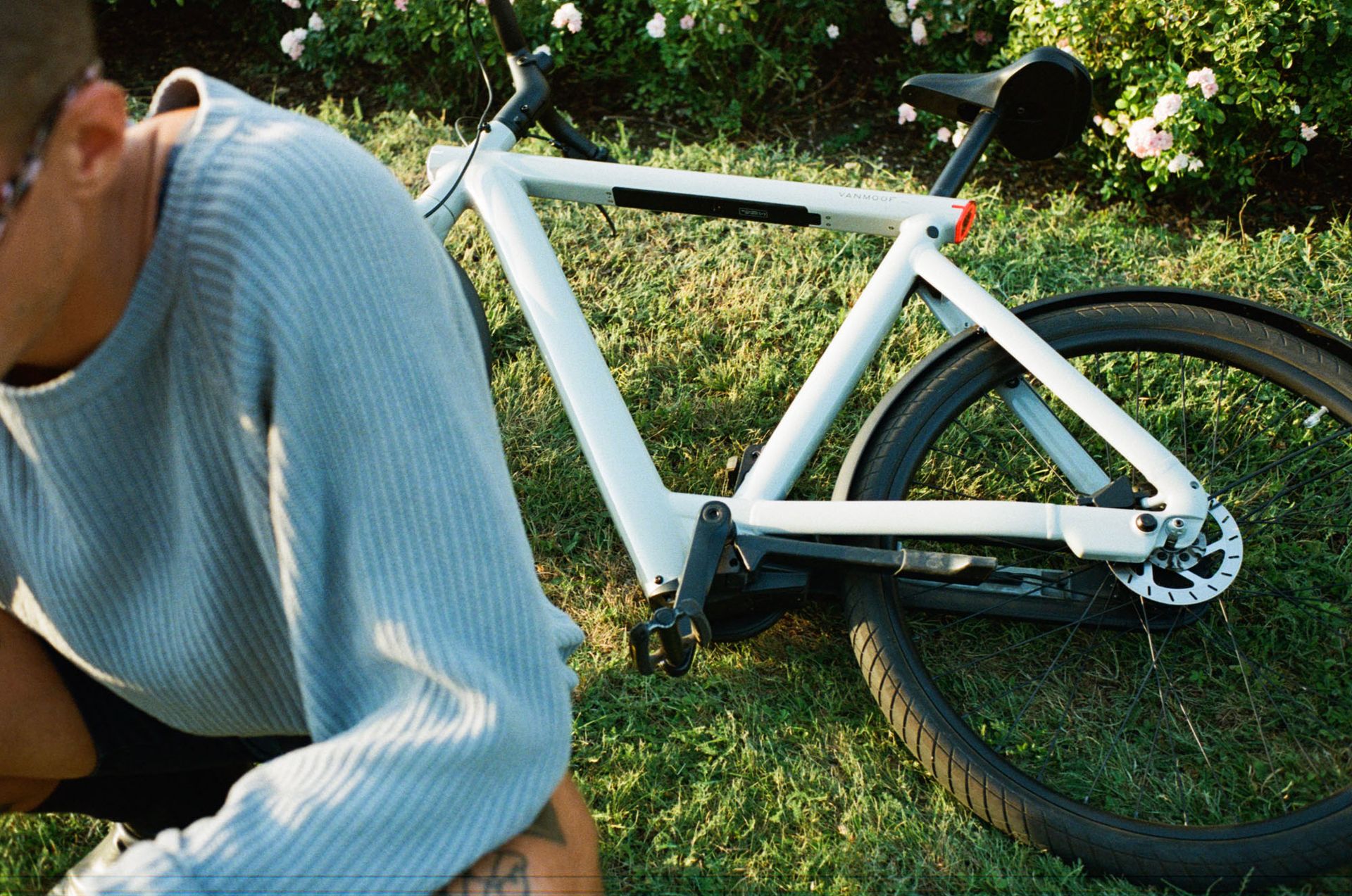 VanMoof e-bike in een zonnig park