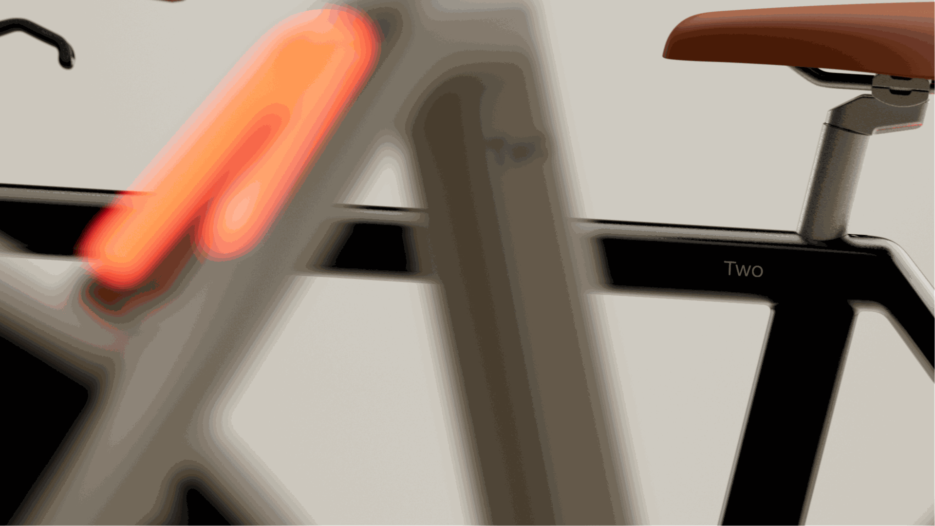 Close-up van een frame met geïntegreerd licht en leren zadel
