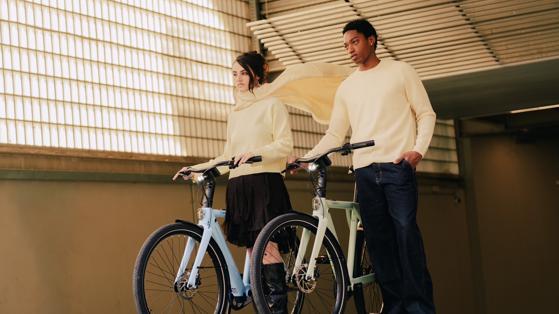 Rijders met Tenways e-bikes in warm middaglicht