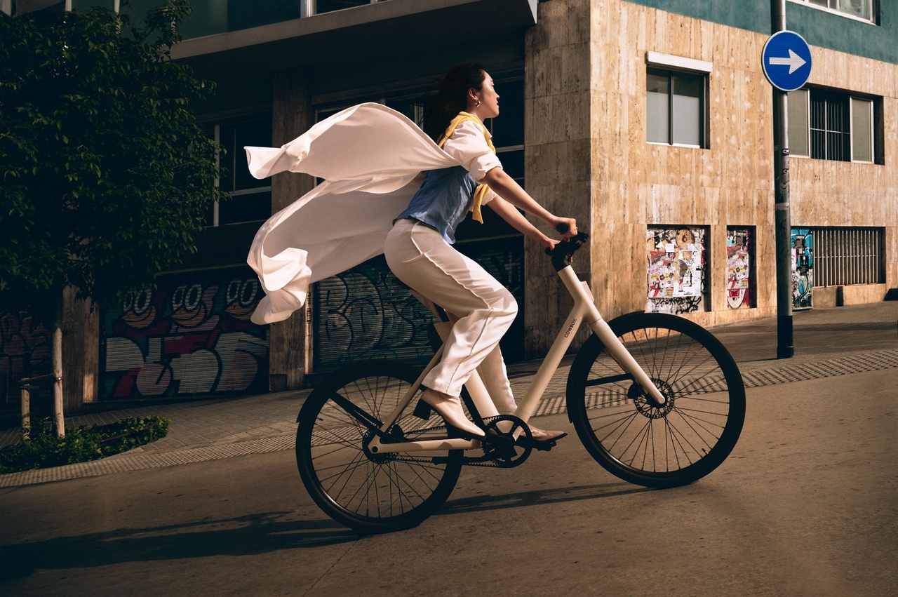 Rijder op een Cowboy e-bike in de binnenstad